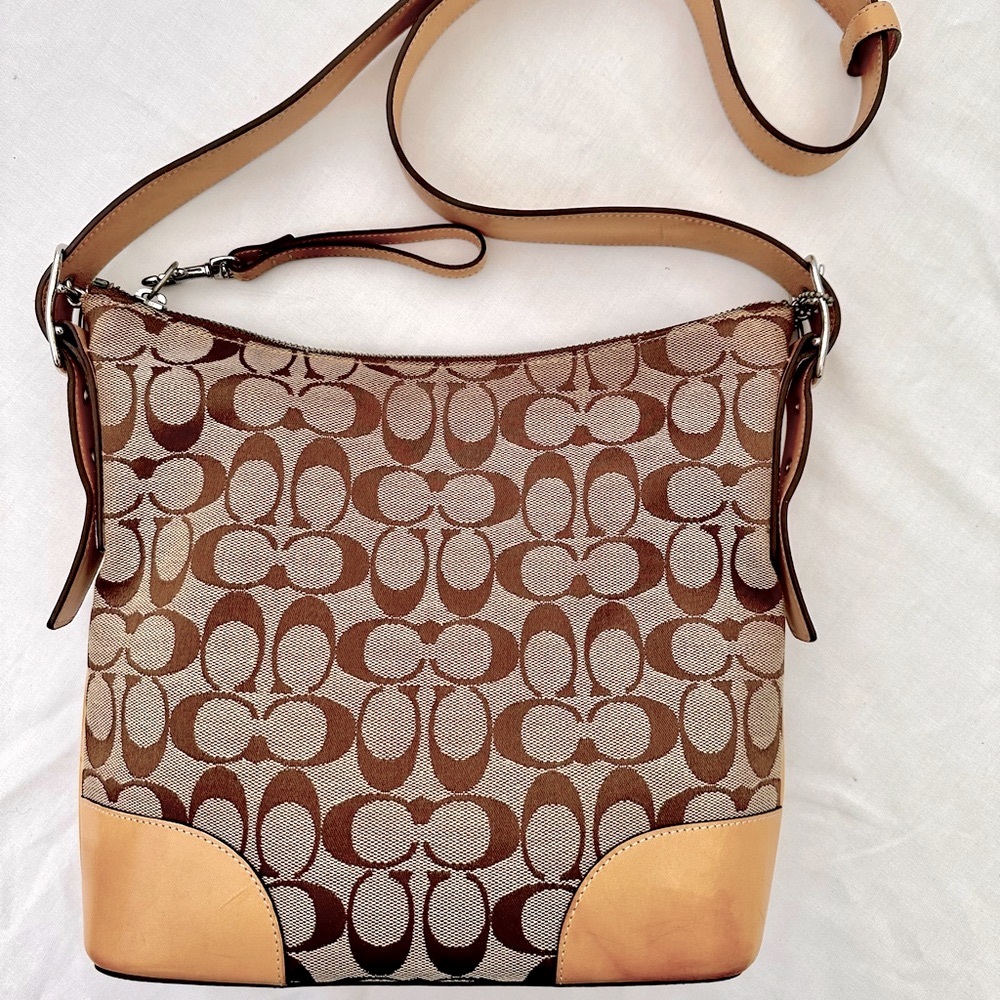 🔥 sale ⚡️⚡️Classic Coach bucket shoulder bag. Leather trim. EUC.